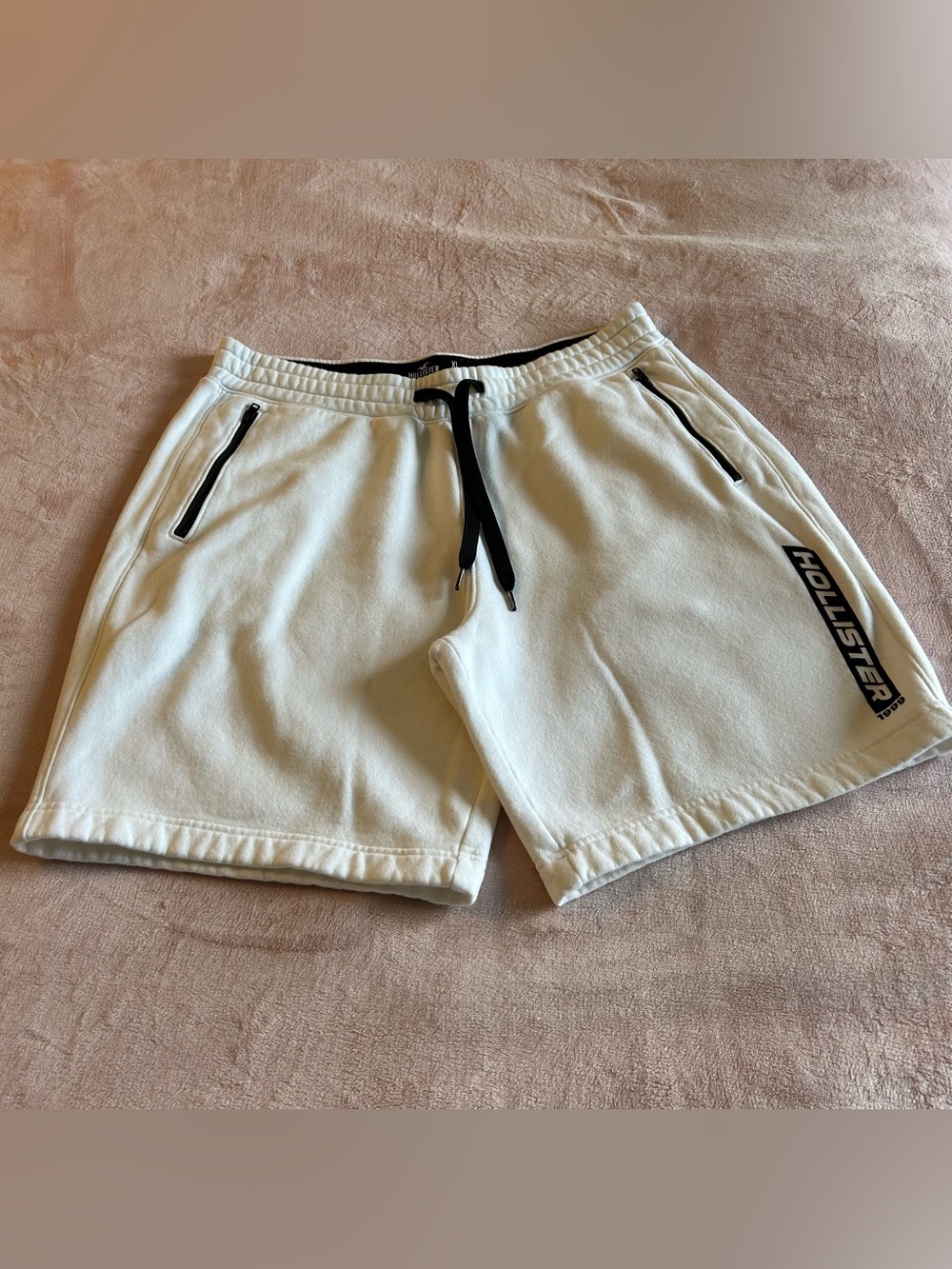 Hollister white pull on fleece shorts with drawstring size XL athleisure casual